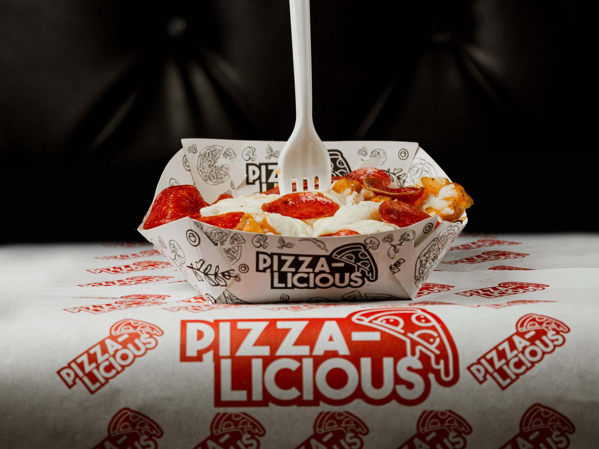 Papizza de Pizzalicious: papas con queso y pepperoni servidas en canasta