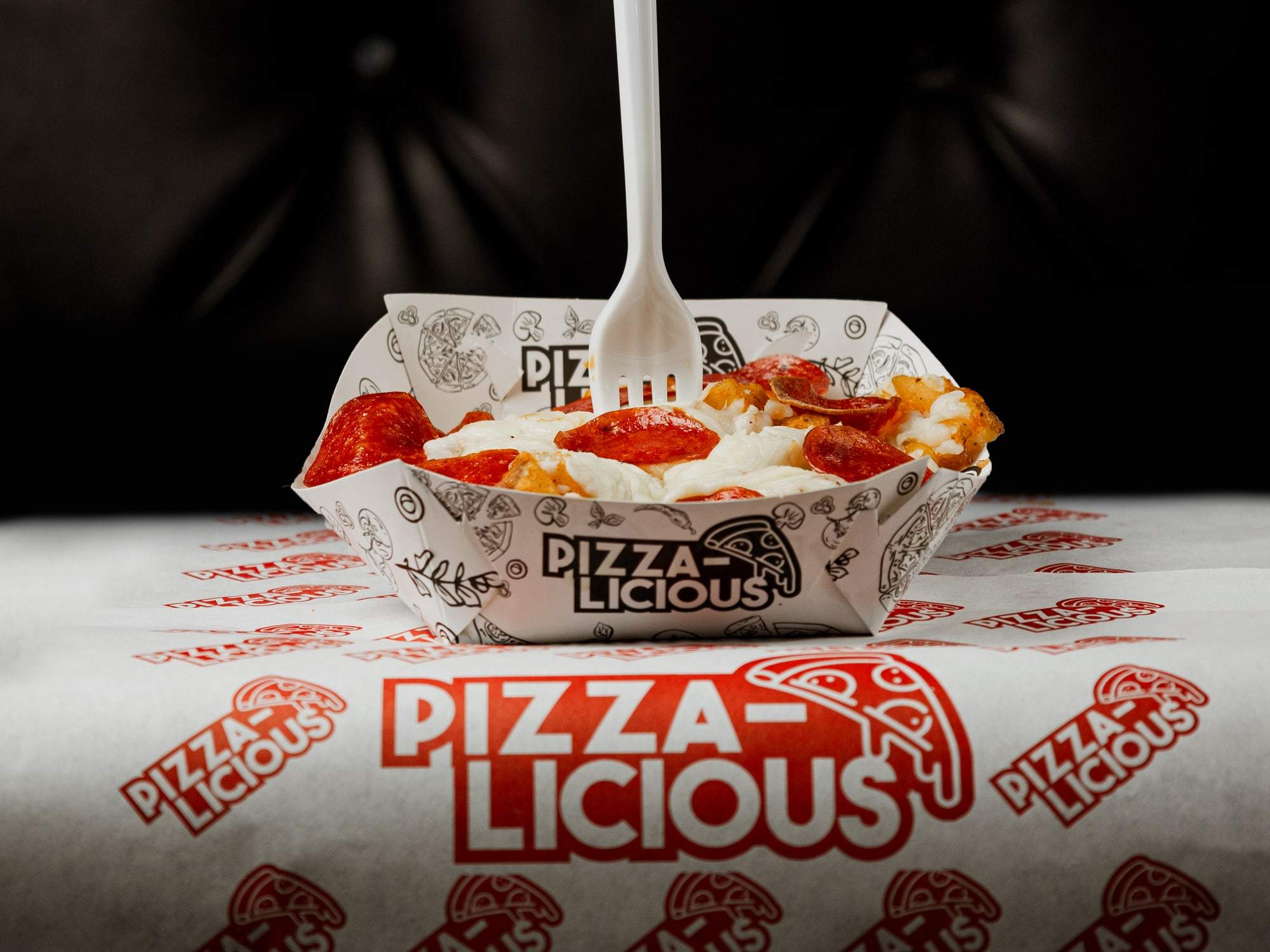 Papizza de Pizzalicious: papas con queso y pepperoni servidas en canasta