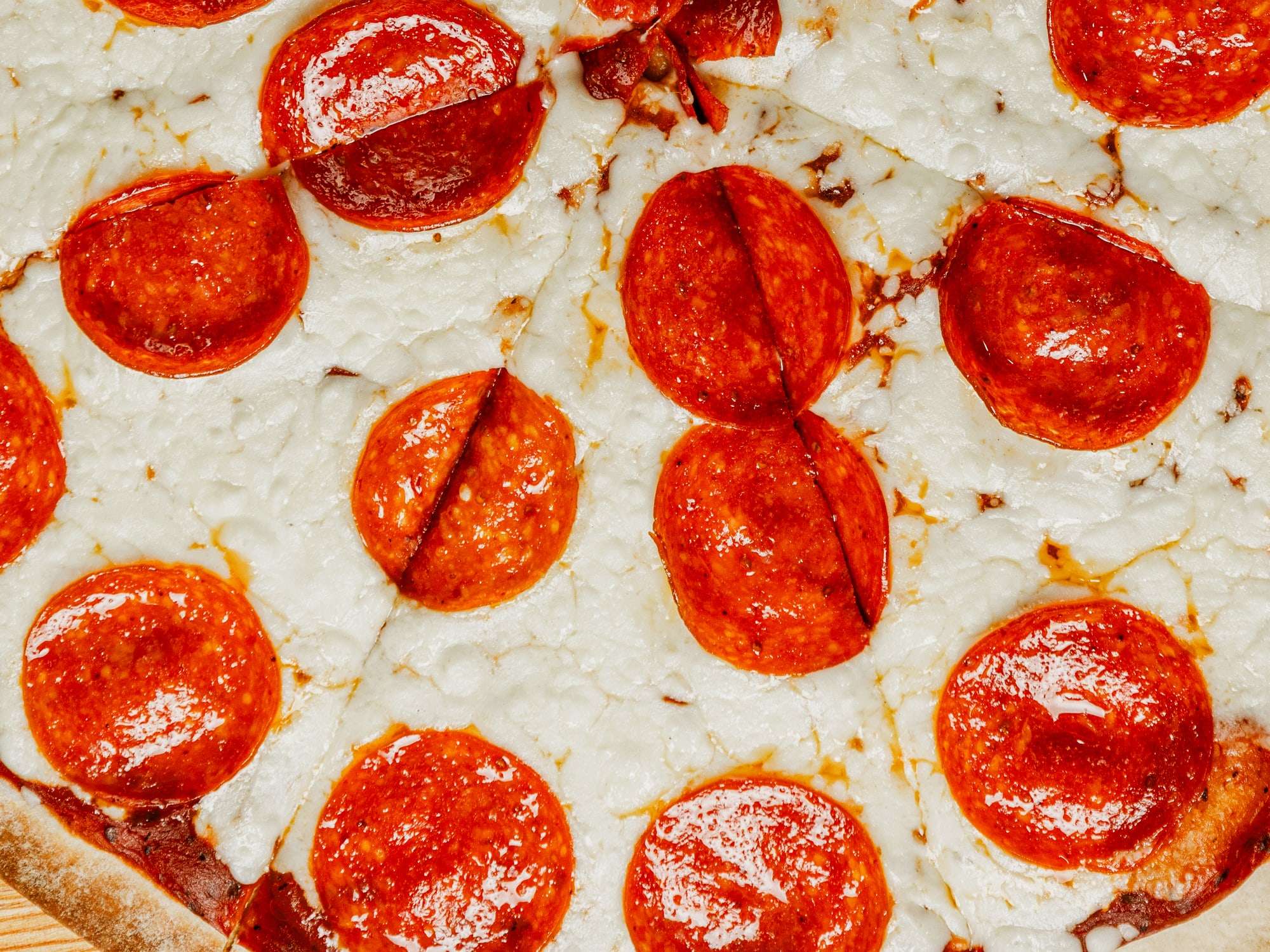 Acercamiento a la pizza pepperoni de Pizzalicious, con el queso burbujeado y el pepperoni dorado